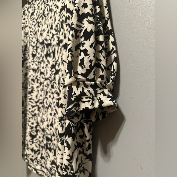 ❤️H&M - Short Sleeve Black & White Floral Blouse (Size XL) - Picture 7 of 10